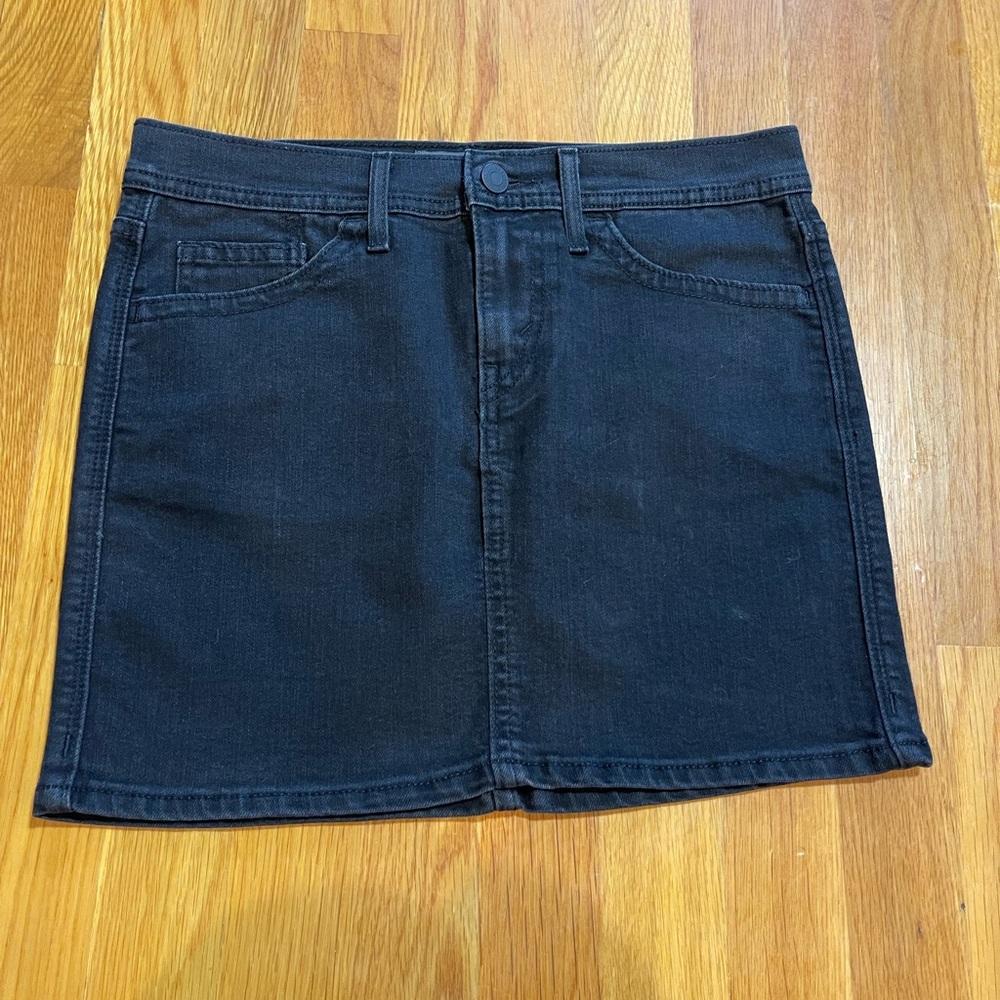 Classic Black Levi’s Denim Skirt